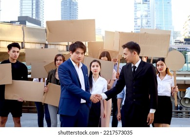 Leaders Making Agreements And Shaking Hands With Crowds Of People Hold Blank Banners Placards Protesting At City As Background, Group Of Rebellions Protester Calming Down After Reaching Consensus.