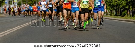 leading group runners run city marathon