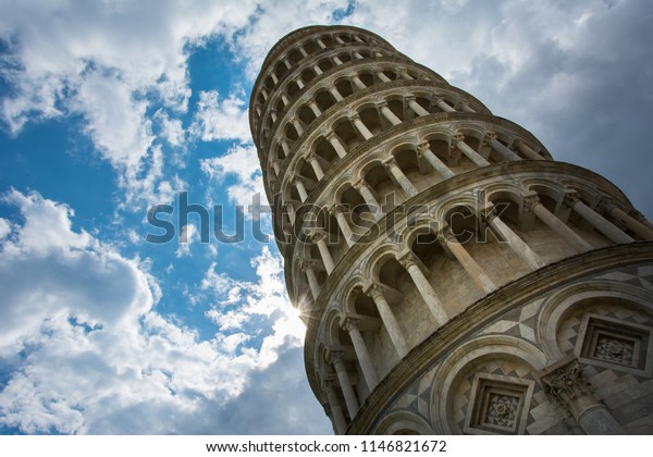 イタリア・ピサの斜めの塔で、空が曇り空で傾いている。近くのピサ大聖堂の鐘楼は、トスカーナやイタリアでも最も人気の高い観光アトラクションの一つです