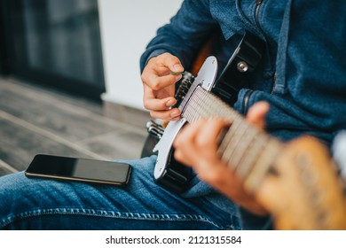 Learning To Play The Guitar With The Phone