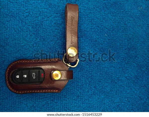leather car keys with\
chains