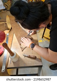 Leather Master Cutting, Woman Leather Crafting