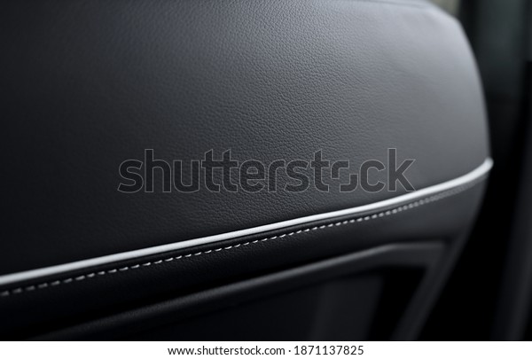 Leather seat.\
Leather trim. Suture on the\
skin.