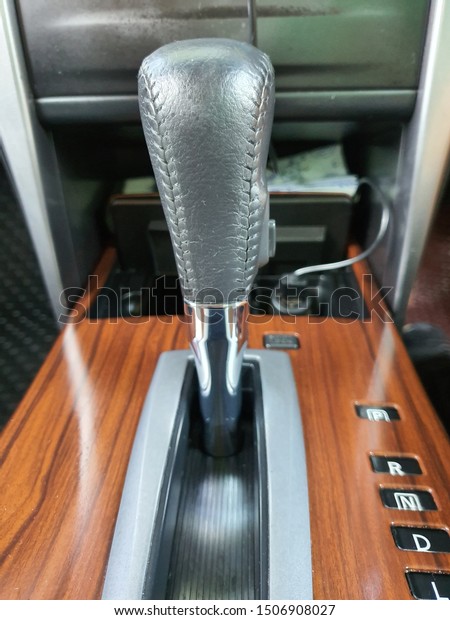 Leather shift gear knob\
with wood panel