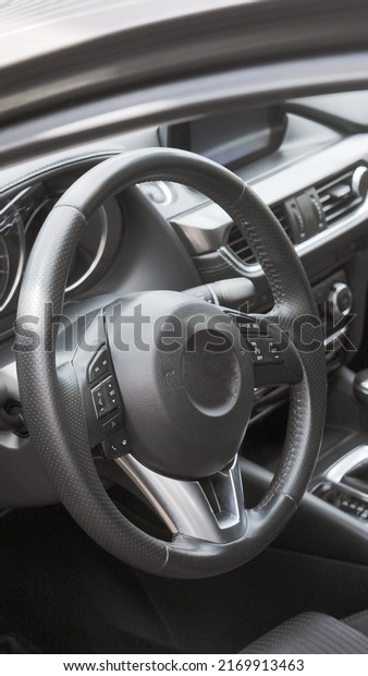 Leather steering\
wheel without logo\
manufacturer