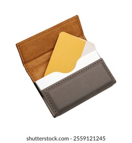 Cartera de cuero y titular de la tarjeta de crédito, en blanco para maqueta. fondo blanco aislado.