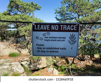 "Leave no trace sign" warning hikers to stay on trails in US national park