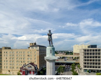 Lee Circle Statue In New Orleans 