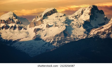 From left to right, LLena del Bozo (2,559 m), LLena de la Garganta (2,597 m) and Aspe (2,640 m), in the Pyrenees of Huesca, Spain.