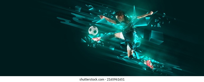 Patada de pierna. Volante con fútbol femenino, futbolista en movimiento y acción con bola aislada en el fondo oscuro con elementos de neón fluido verde. Concepto de arte, creatividad, deporte, energía y poder