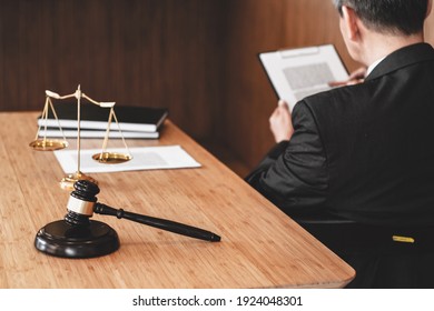 Rechtsberater legt dem Kunden einen unterzeichneten Vertrag mit Haftungsausschluss und Rechtsrecht vor. Rechtsauffassung