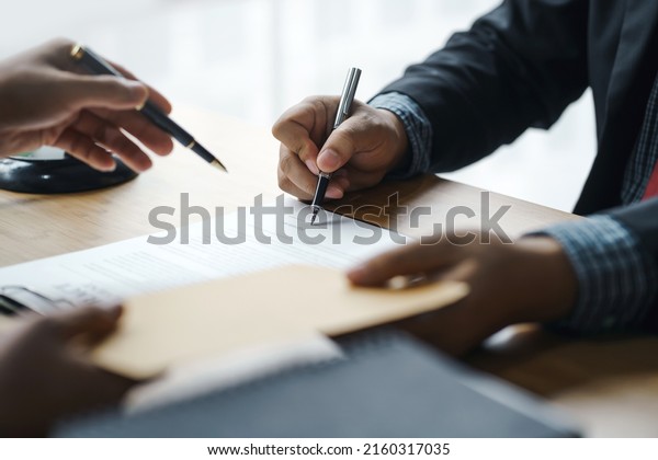 The Legal\
Execution Department makes an appointment with the customer to sign\
a mediation agreement to pay the\
debt.