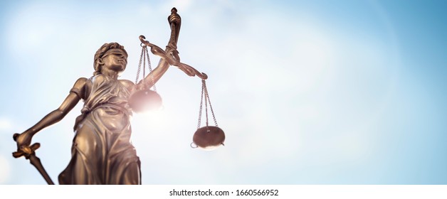 Rechts- und Rechtsbegriff-Statue von Lady Justice mit Skala von Gerechtigkeit und Hintergrund