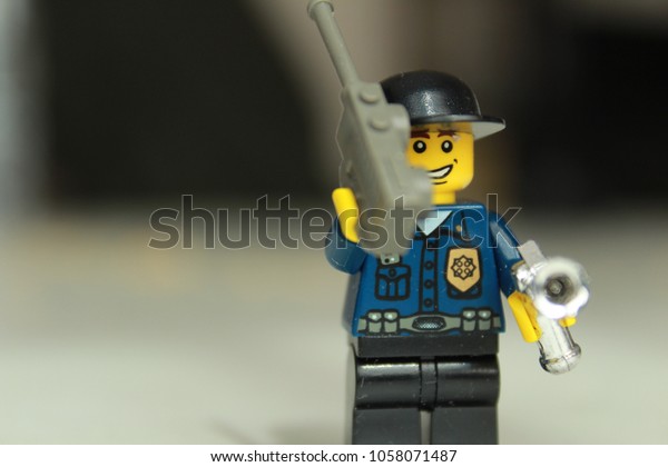 Lego Police Officer Gun Phone Macro の写真素材 今すぐ編集