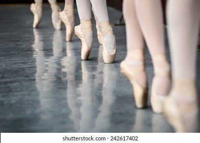 Legs dancers on pointe, near the choreographic training machine.