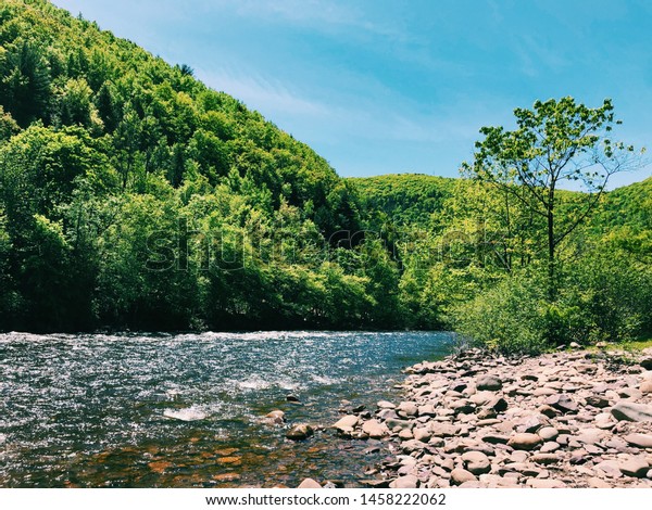 米国ペンシルベニア州カーボン郡のジム ソープにある レハイ川の美しい夏の景色 の写真素材 今すぐ編集