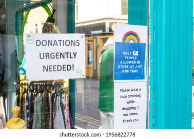 LEICESTER, ENGLAND- 3 April 2021: Coronavirus Signage In A Charity Shop In Leicester