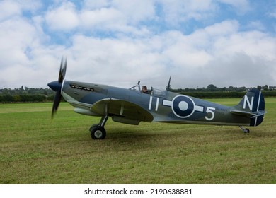 Leicester, United Kingdom, 05, September 2015 Ww2 Supermarine Seafire Aircraft Taxiing Along The Grass Of A Airfield, In The Royal Navy Colours