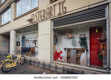 Leipzig Sachsen Geremany July 8 2019 - View At The Cult Locally Elsterartig A Lounge Bar And Secondhandl-shop In Leipzig With Bicycles In Front Of The Entrance And Metal Bird Figurines And  Objects