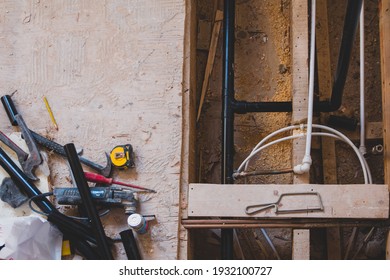 Leire, Leicestershire, UK. February 13 2021. A Plumber  Installing The Pipe Work For Underfloor Heating At A House In The UK.