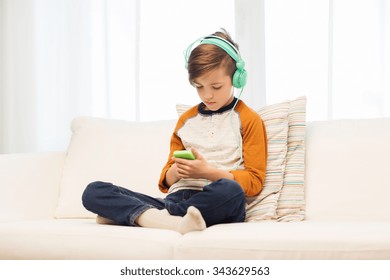 6,300 Kids listening radio Images, Stock Photos & Vectors | Shutterstock