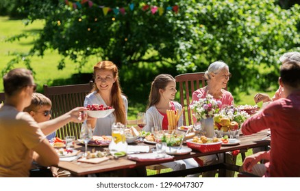 26,106 Happy family having picnic Images, Stock Photos & Vectors ...