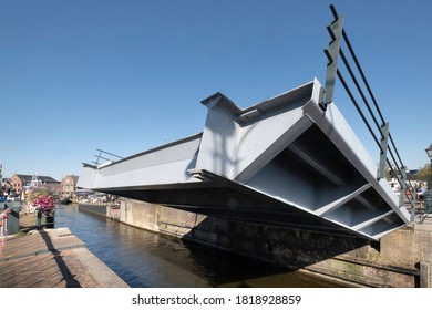 LEMMER, THE NETHERLANDS - AUGUST 20 2020: The Blokjesbrug, A Drawbridge In Lemmer, Is Going Down. Blue Sky