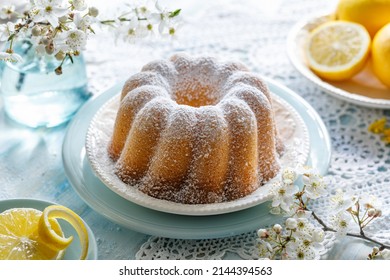 Lemon bundt cake (Babka) sprinkled with powdered sugar, close up view