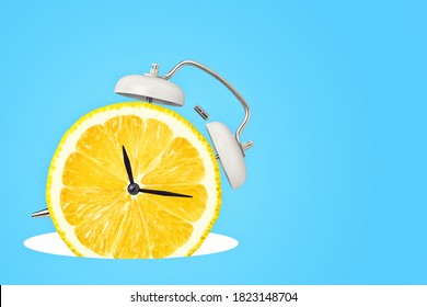 Ñlock mit Zitronenrad auf blauem Hintergrund. Kreatives Konzept.