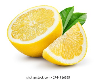Лимонный фрукт с изолятом листьев. Половина лимона, ломтик, листья на белом. Ломтики лимона с изолированной цедрой. С обтравочным контуром. Полная глубина резкости.