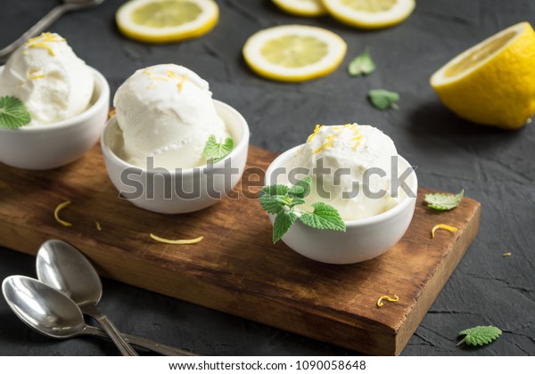 Lemon Ice Cream in bowl. Homemade citrus\
lemon ice cream (gelato) with mint close\
up.