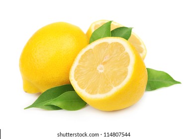 Zitrone mit Blättern auf Weiß