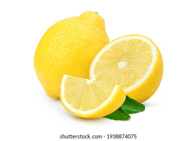 Frutos de lima de limón con hojas verdes aisladas en fondo blanco.
