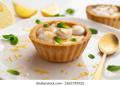El pastel de limón es una torta hecha de una base de costras cortas o de hojaldre que se llena de crema de limón. Esta tarta suele complementarse con una merengue