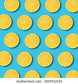 Zitronenschnitte auf lebendigem, türkisfarbenem Hintergrund. Minimale flache Lebensmittelstruktur 