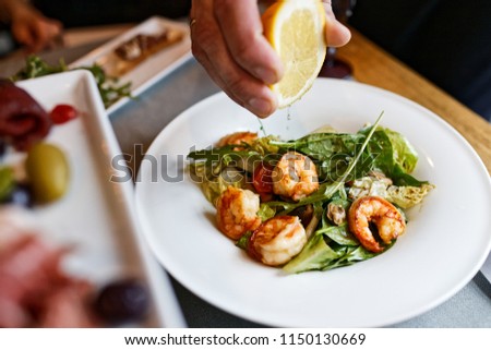 lemon squeezes out the salad with shrimp
