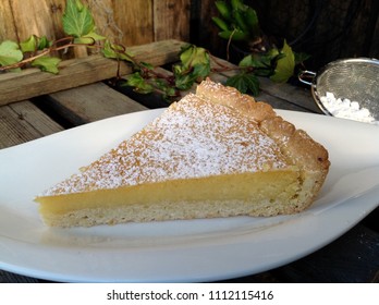 Lemon tart with almonds