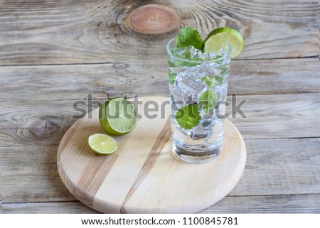 Lemonade with melissa leaves and a slice of lime