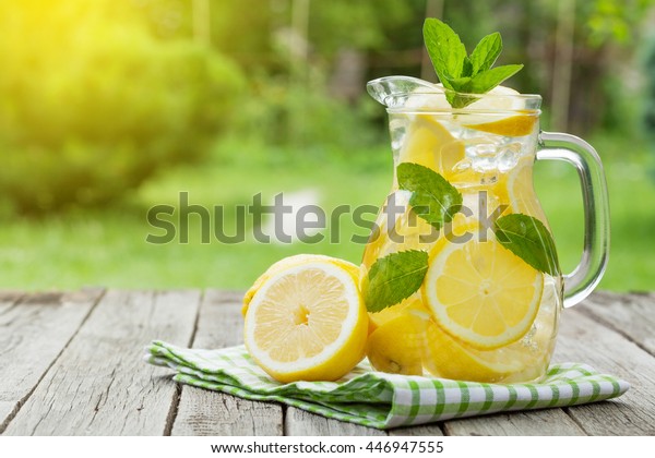 Limonata Surahi Limon Nane Ve Bahce Stok Fotografi Simdi Duzenle 446947555