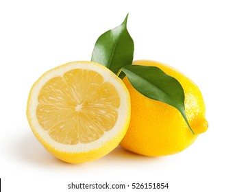 Zitronen mit grünen Blättern einzeln auf weißem Hintergrund