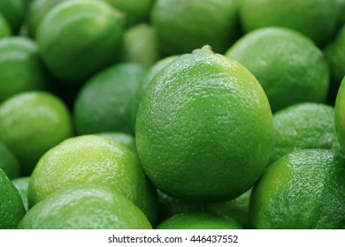 Lemons in the market