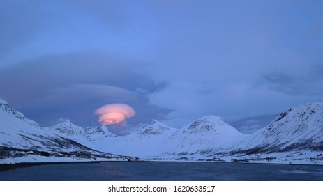 Lenticular Cloud Begins To Form.