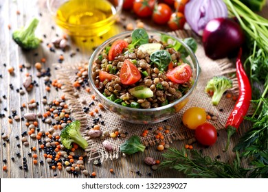 Ensalada de lentejas con verduras, comida saludable, tentempiés vegetarianos y veganos, comida limpia, dieta, desintoxicación