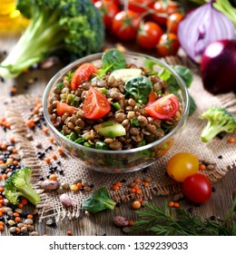 Ensalada de lentejas con verduras, comida saludable, bocadillo vegetariano y vegano, comida limpia, dieta, desintoxicación, imagen cuadrada