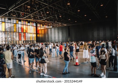 LEON, ESPAÑA: 27 De Julio De 2021: Vaccination Queue Of Young People To Get Vaccinated