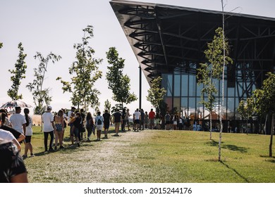 LEON, ESPAÑA: 27 De Julio De 2021: Vaccination Queue Of Young People To Get Vaccinated