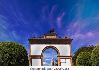 Luminosa atracción turística, monumento Arco de Triunfo de la ciudad de León cerca del centro histórico de la ciudad.
