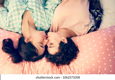 Couple Lesbien Qui Dort Ensemble Sur Photo De Stock Modifiable Couple Lesbien Qui Dort Ensemble Sur Photo De Stock Modifiable