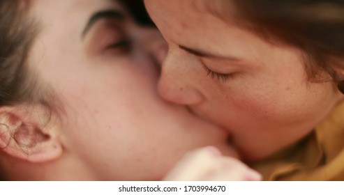 Kissing Lesbian Pictures