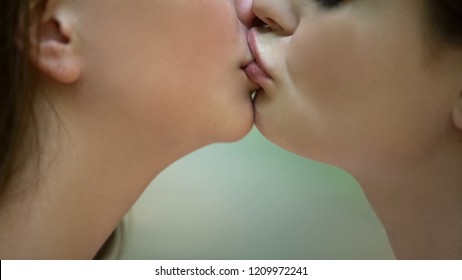 Lesbians Kissing In Shower
